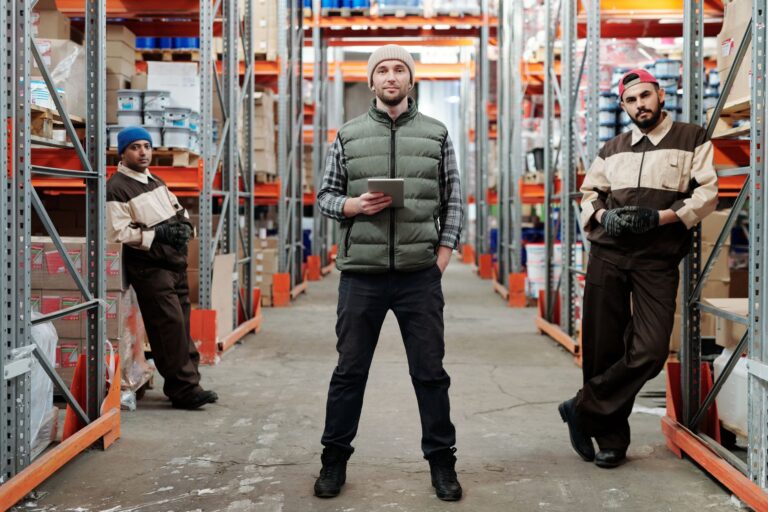 Employer Branding für Logistik & Transport: Warum Instagram der neue Stellenmarkt ist Employer Branding in der Logistik – Mitarbeiter im Lager zwischen Regalen