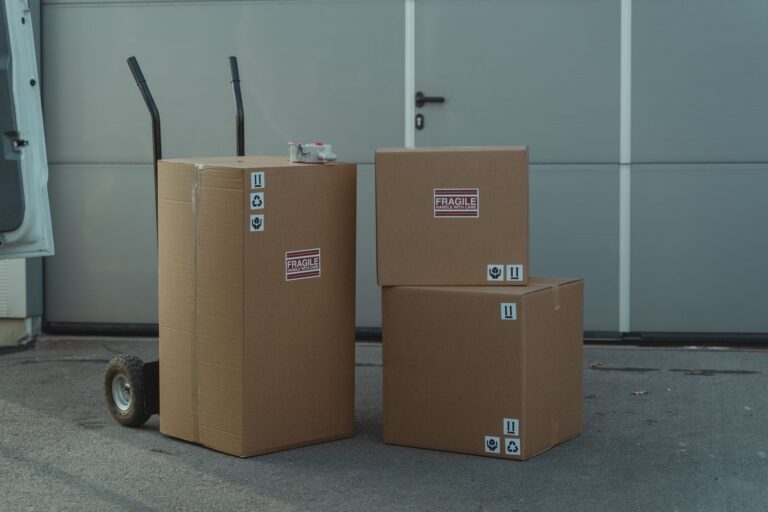 Worldtech Client Logistics Lieferung – Pakete mit Sackkarre vor einem Lager