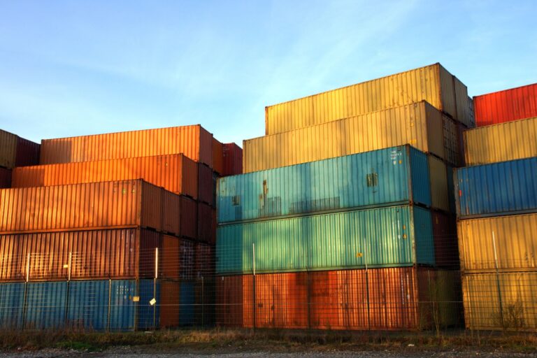 Container kaufen in Hamburg – worauf Logistiker bei Zustand, Maßen und Rechtslage achten sollten Container kaufen in Hamburg – gestapelte bunte Seecontainer