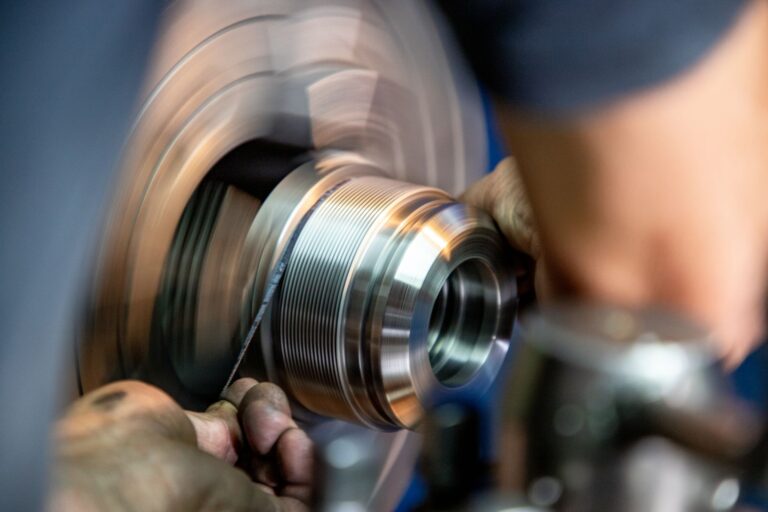 Präzisionsdrehteile für Logistiktechnik Präzisionsdrehteile für Logistiktechnik – Metallteil mit Gewinde auf der Drehmaschine