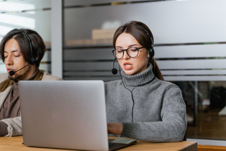 KI-Chatbot-Lösungen im Kundenservice – Servicemitarbeiter mit Headset am Laptop