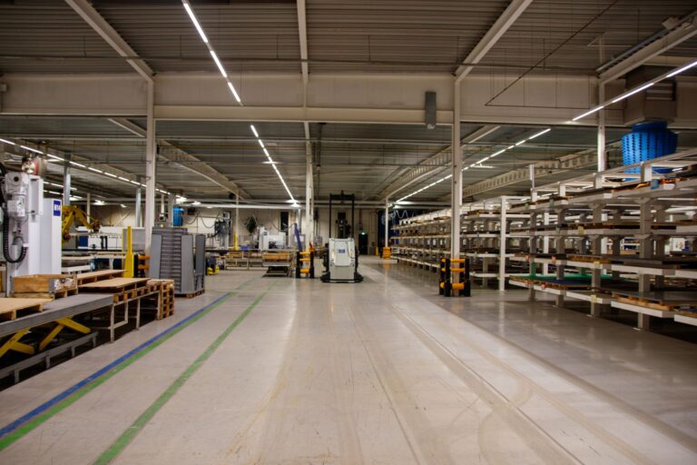Energieeffiziente Lagerbeleuchtung – Lagerhalle mit LED-Lichtbändern an der Decke