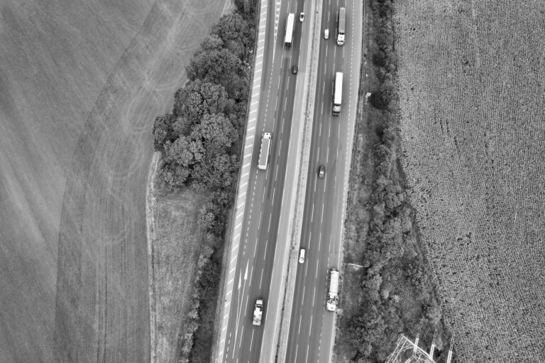 Lkw-Abmessungen in Deutschland – Lastwagen auf einer Autobahn aus der Vogelperspektive