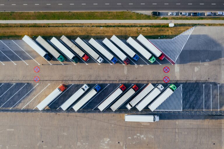 Telematik im Fuhrpark – Sattelzüge auf einem Lkw-Parkplatz von oben