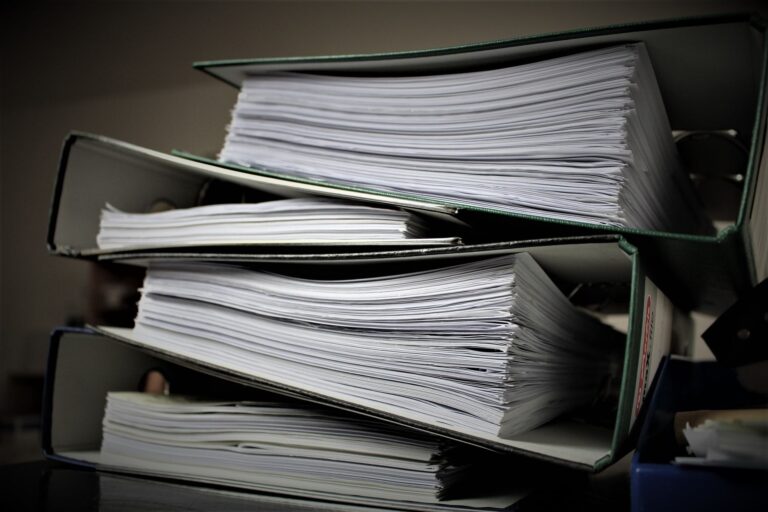 Datenschutz bei der Archivauflösung – gestapelte Aktenordner mit Unterlagen