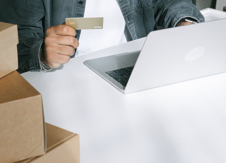 Amazon Paket nicht erhalten – Person mit Kreditkarte und Laptop beim Online-Shopping mit Versandkartons