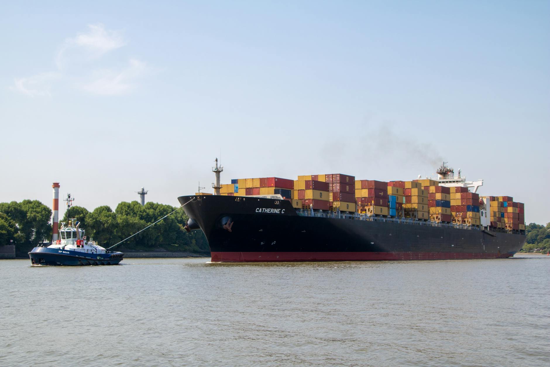 CTT Tracking Europa – Containerschiff auf der Elbe in Hamburg für internationale Logistik