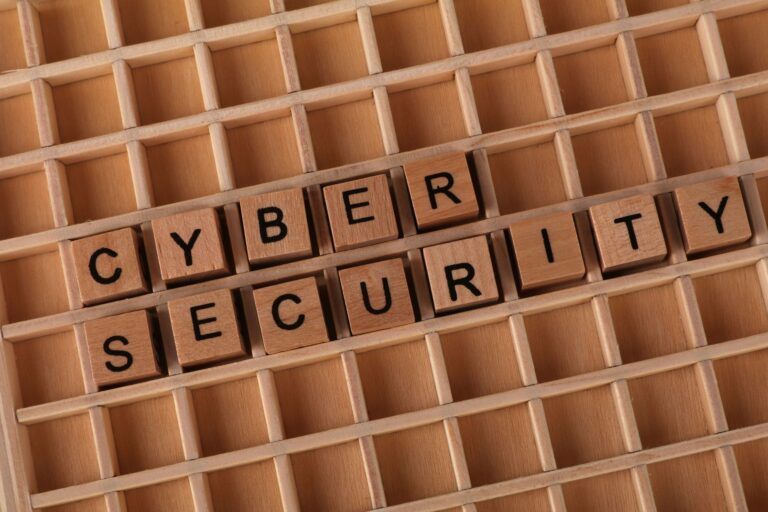 Cybersicherheit in der Supply Chain: Warum Logistikunternehmen 2026 ihre digitalen Schnittstellen neu denken müssen Cybersicherheit in der Supply Chain – Holzbuchstaben mit Schriftzug Cyber Security