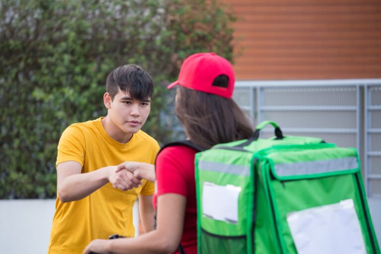 DHL Sendung wurde abgeholt: Bedeutung des Status DHL Sendung abgeholt – Paketbote übergibt Paket an Kunden