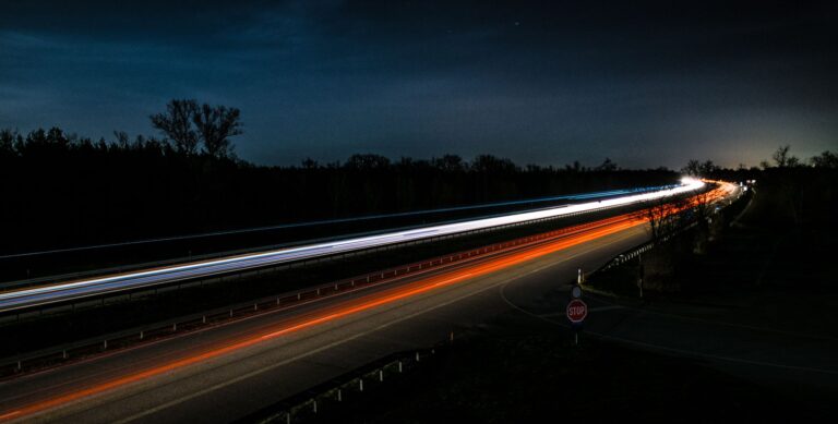 Durchschnittliche Jahreskilometer verraten deutschen Händlern mehr über ein Auto als der Verkäufer Jahreskilometer – Lichtspuren auf einer Autobahn bei Nacht