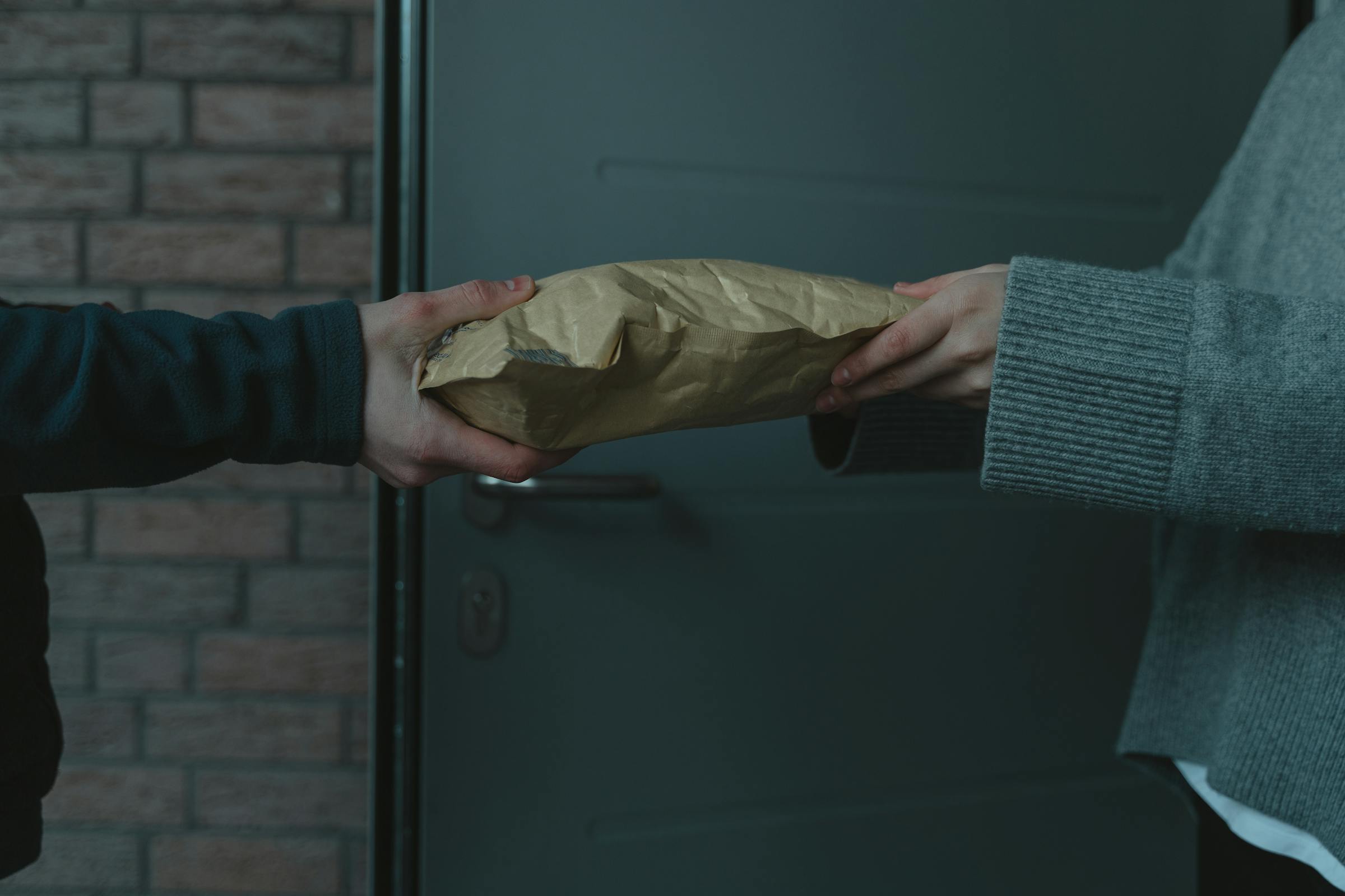 Einlieferung in Filiale durch Absender – Übergabe eines Pakets an der Haustür
