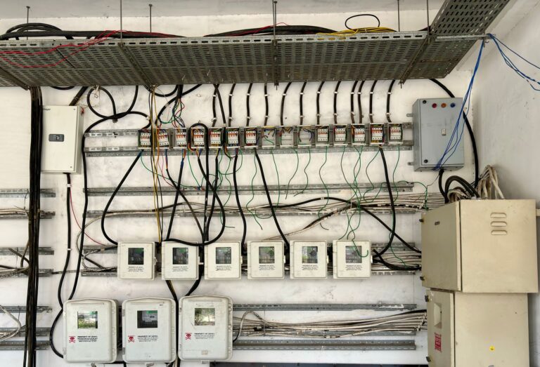 Störungsfreie Fördertechnik: Schirmkontaktierung bei EMV-Kabelverschraubungen in der Intralogistik EMV-Kabelverschraubung Schirmkontaktierung – Verkabelung in einem Schaltschrank