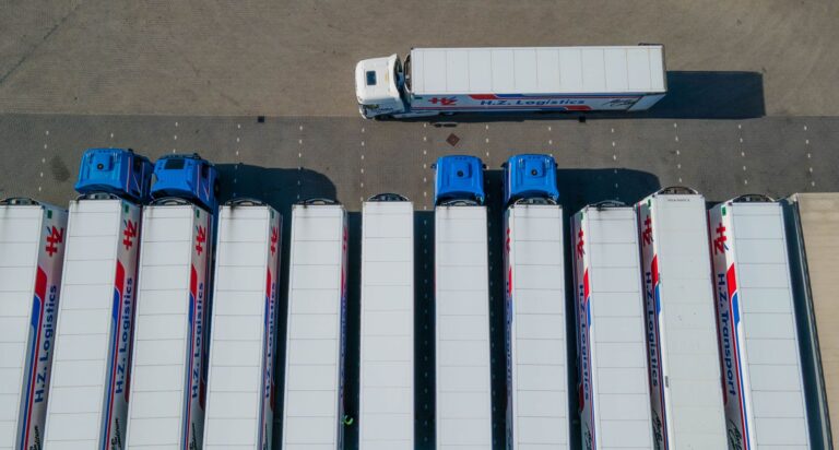Fuhrparkmanagement 2026: Leitfaden zur rechtssicheren Gestaltung von Dienstwagenrichtlinien Fuhrparkmanagement – Lkw-Flotte von oben auf einem Betriebshof