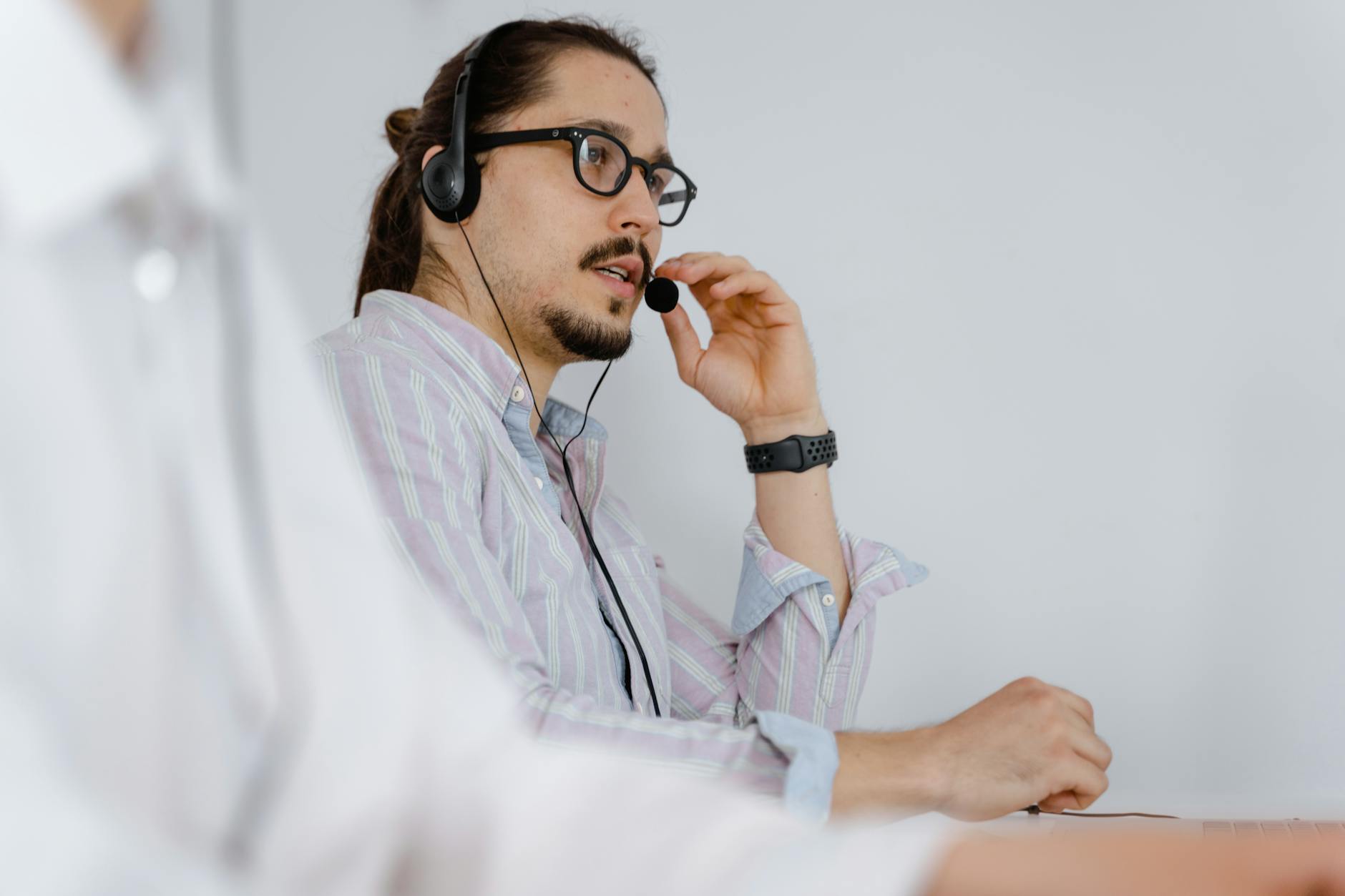 GLS Kundenservice kontaktieren – Mitarbeiter im Call-Center hilft bei Paketnachfragen
