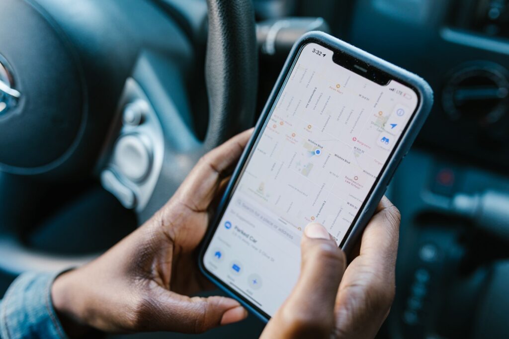 GLS Tracking Live – Smartphone mit Kartenansicht zur Sendungsverfolgung