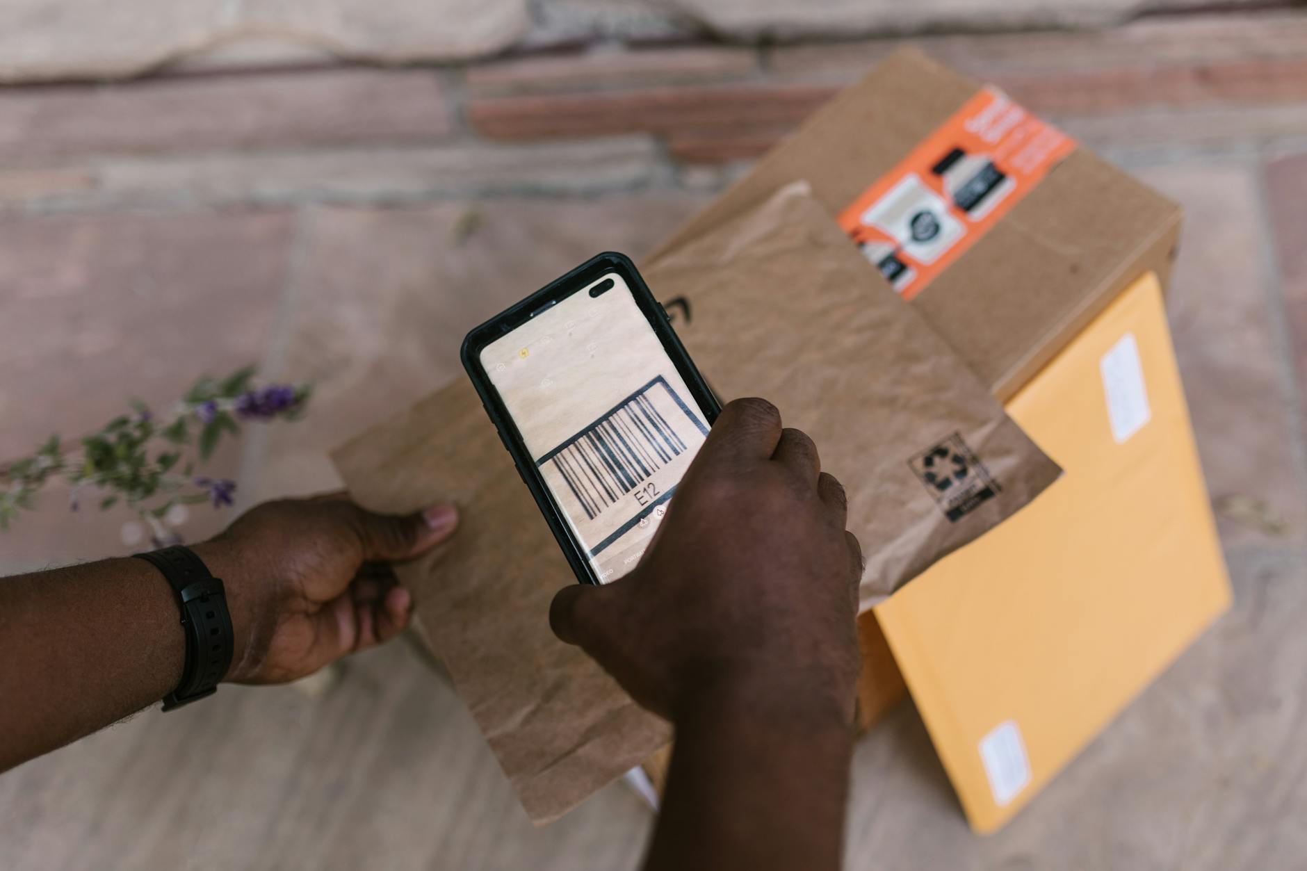 GO Express Tracking – Zusteller scannt Barcode auf Paket bei der Sendungsverfolgung