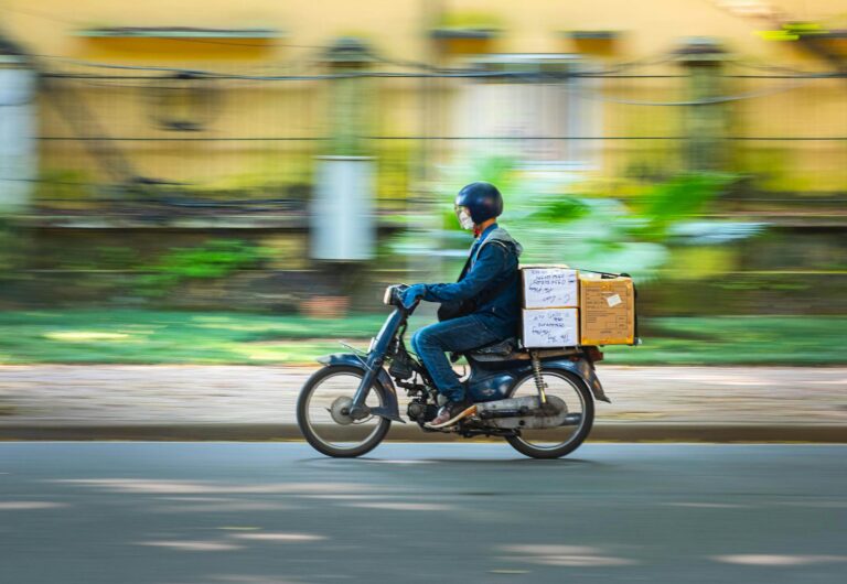 GO Express Tracking – Kurier auf Motorrad bei Express-Lieferung in der Stadt