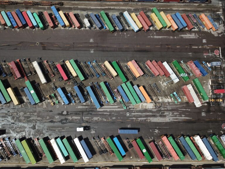 Hellmann Tracking – Frachtcontainer im Hafen aus der Vogelperspektive