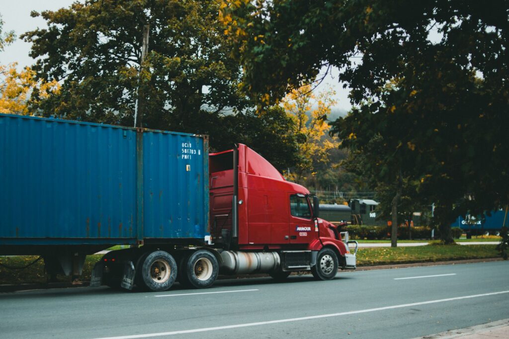 Hellmann Tracking – Lkw mit Frachtcontainer auf der Straße