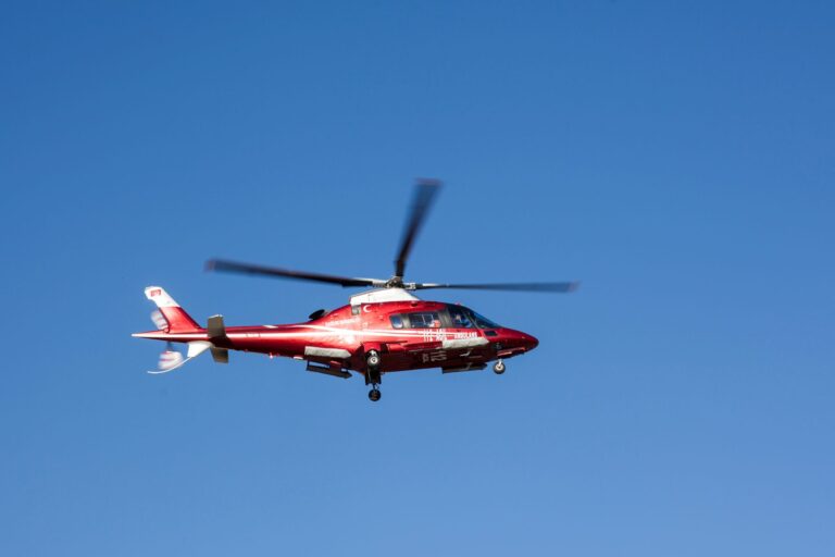 Medizinische Notfalllogistik: Anforderungen an den grenzüberschreitenden Krankentransport per Luftfracht Medizinische Notfalllogistik – roter Rettungshubschrauber am Himmel