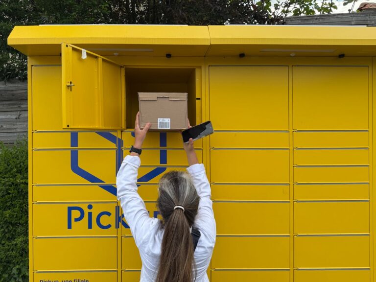 Mondial Relay Tracking – Frau holt Paket am Abholpunkt ab