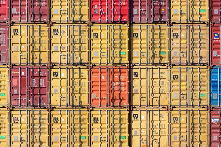 Nicht-EU-Sendung Vorprüfung zur Einfuhr: Bedeutung Nicht-EU-Sendung Vorprüfung zur Einfuhr – gestapelte Frachtcontainer am Zoll