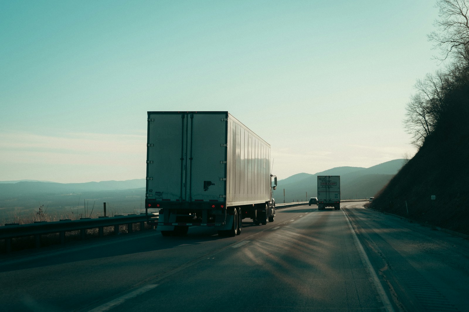 Paket nach Frankreich – LKW-Transport auf der Autobahn