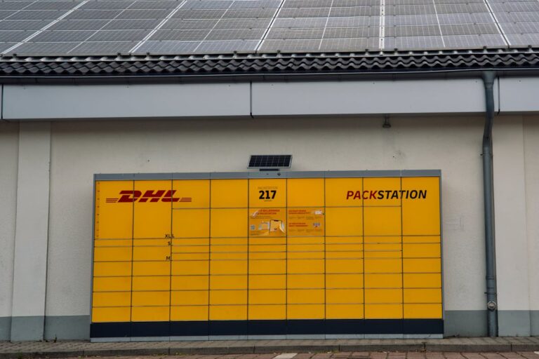 Paket Packstation Dauer – Gelbe DHL Packstation in Berlin mit Solar