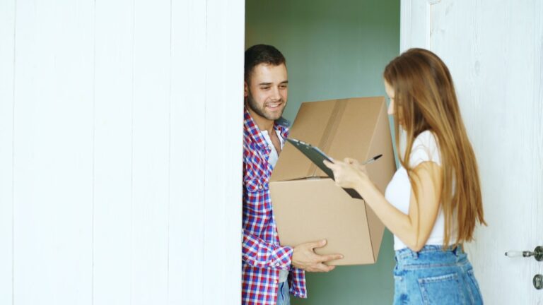 Paket in die Schweiz: Anbieter, Preise und Zoll Paket in die Schweiz versenden – Kurier übergibt Paket an Kundin