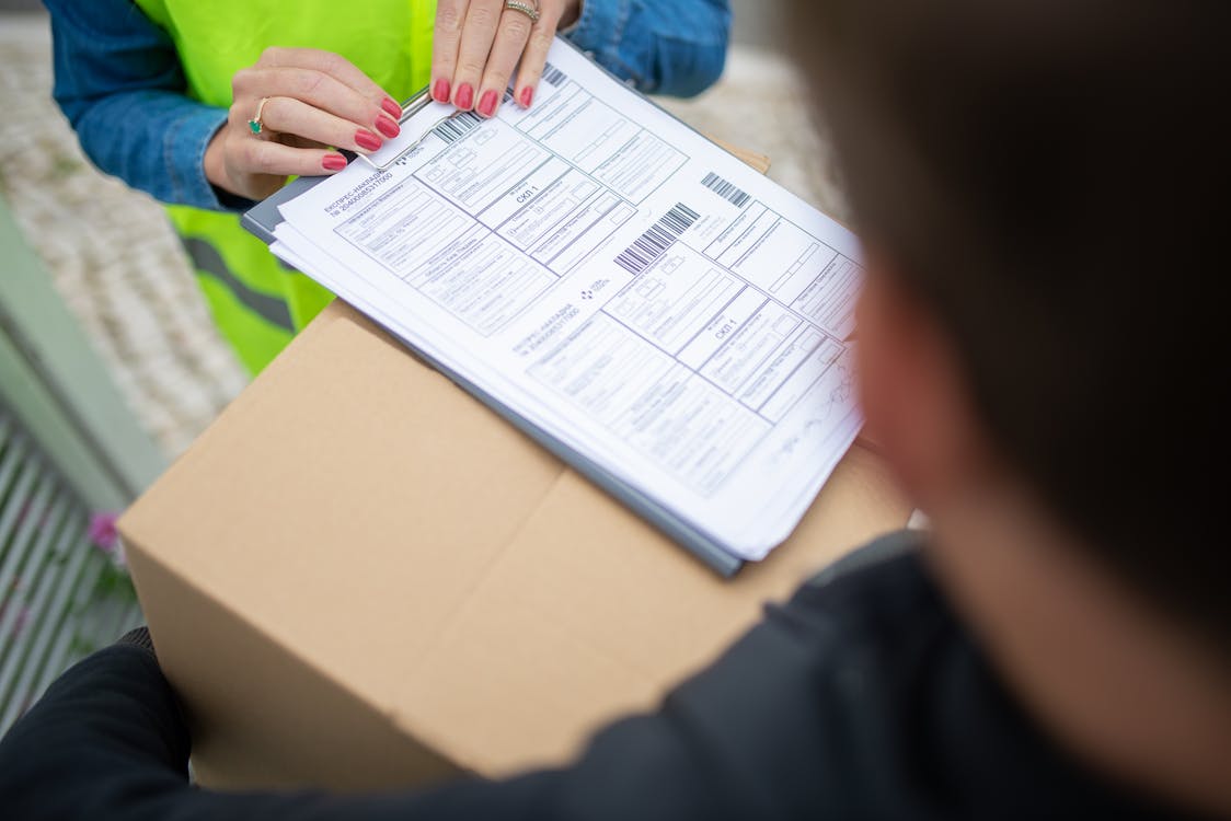 Internationaler Paketversand USA – Kurier übergibt Paket mit Empfangsbestätigung