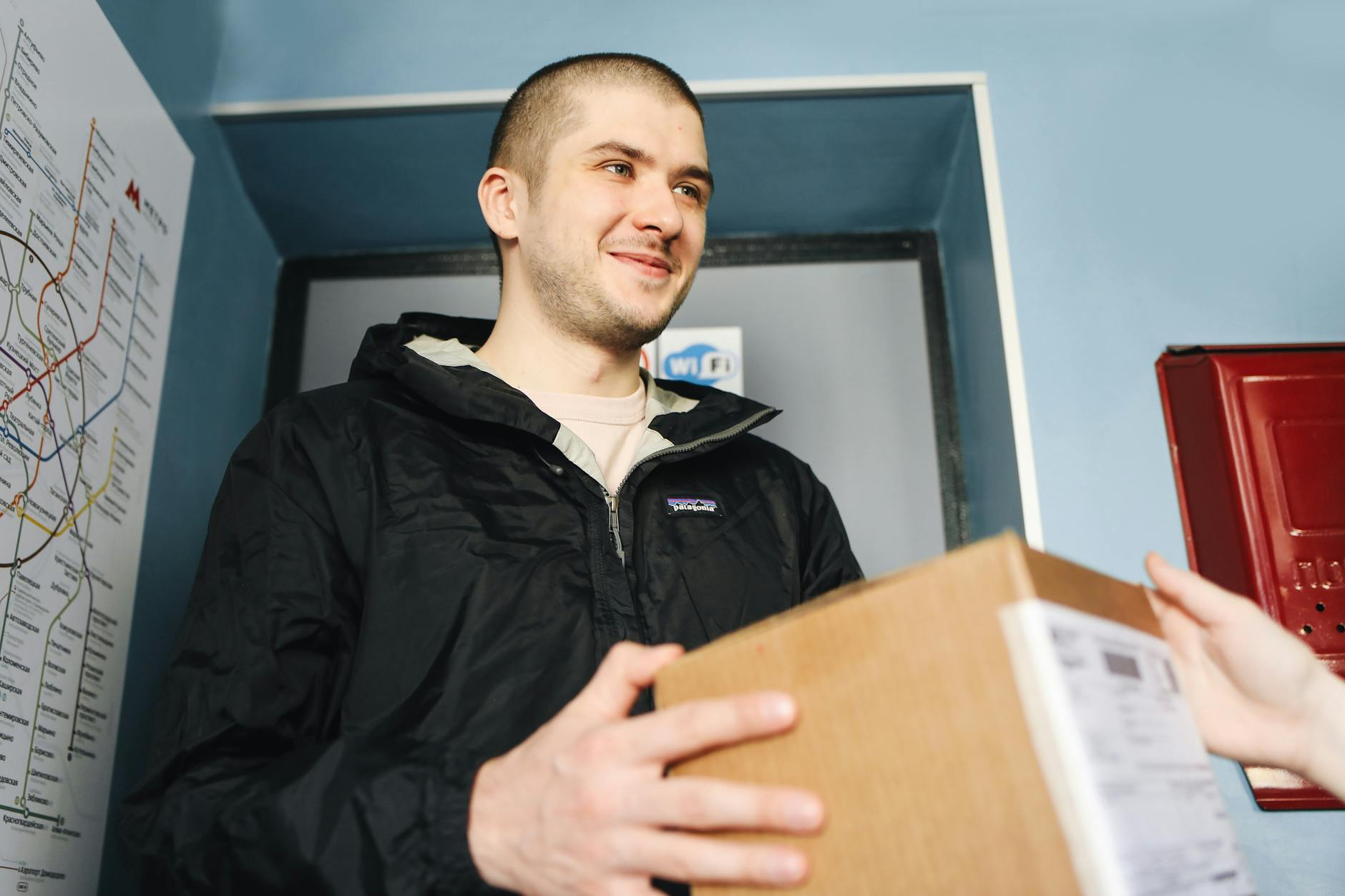 Sendung in Filiale eingeliefert – freundliche Übergabe eines Pakets