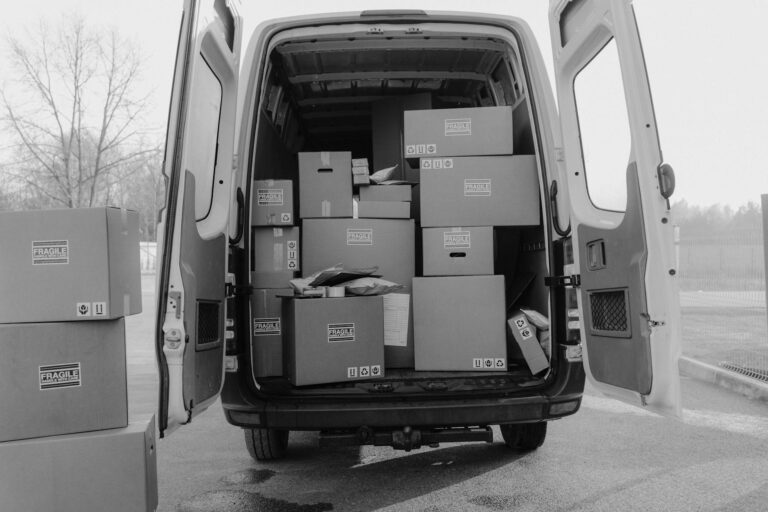Sendung wird für Verladung ins Zustellfahrzeug vorbereitet – Pakete im Lieferwagen