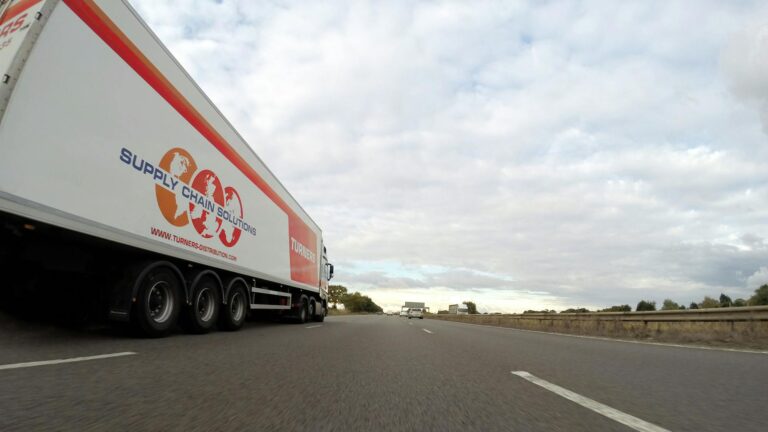 Sendung im Weitertransport zu DHL: Status erklärt Sendung im Weitertransport zu DHL – LKW bringt Pakete auf dem Weg ins DHL-Netz