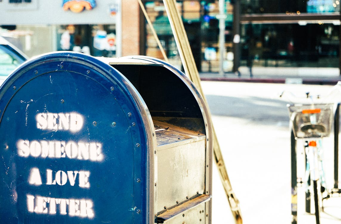Sendung wurde zugestellt – Briefkasten mit eingelegtem Brief