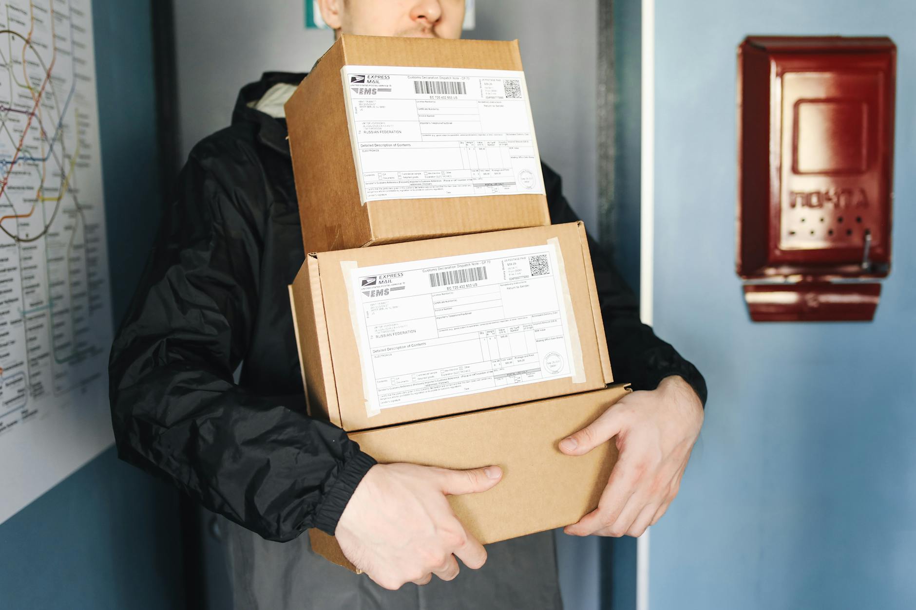 USPS Paket Zustellung Deutschland – Kurier mit internationalen Paketen aus den USA