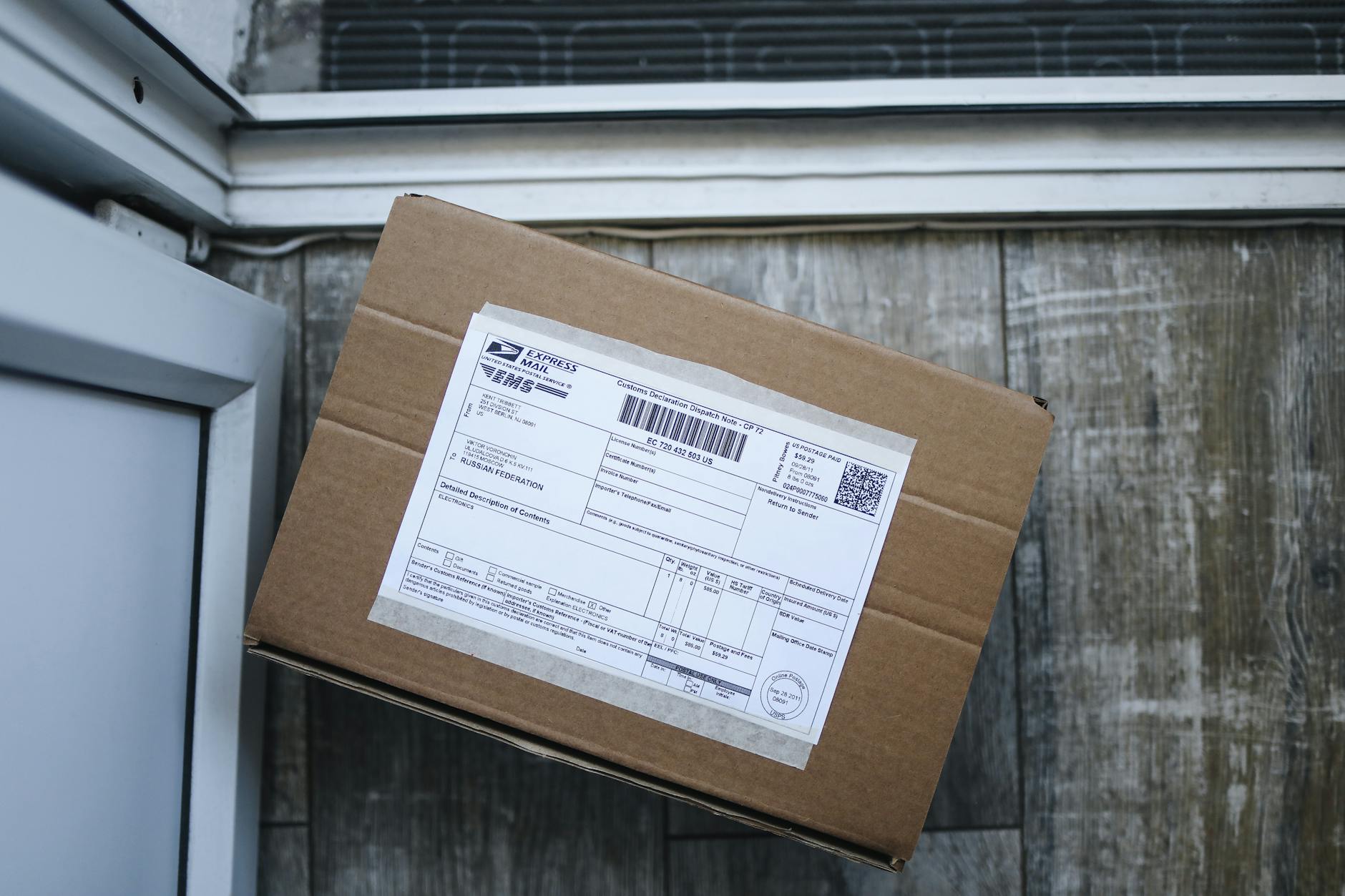 ZAK Sendung DHL – Paket mit Tracking-Aufkleber und Sendungsverfolgung