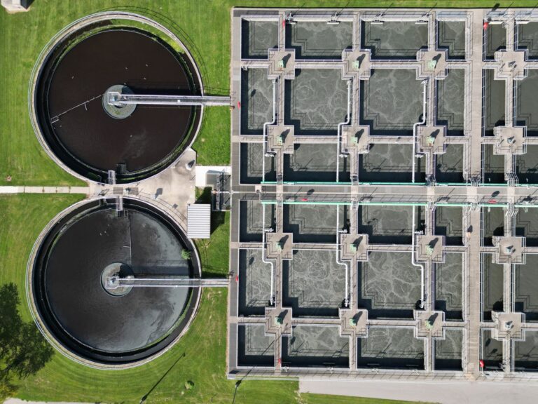 Warum funktionierende Abwassersysteme für Betriebe in Geretsried entscheidend sind Abwassersysteme für Betriebe – Luftbild einer Kläranlage mit Becken