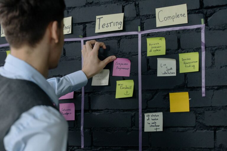 Agile Logistik: Scrum-Methodik für optimierte Lager- und Fulfillment-Prozesse 2026 Agile Logistik – Kanban-Board mit Haftnotizen im Scrum-Prozess