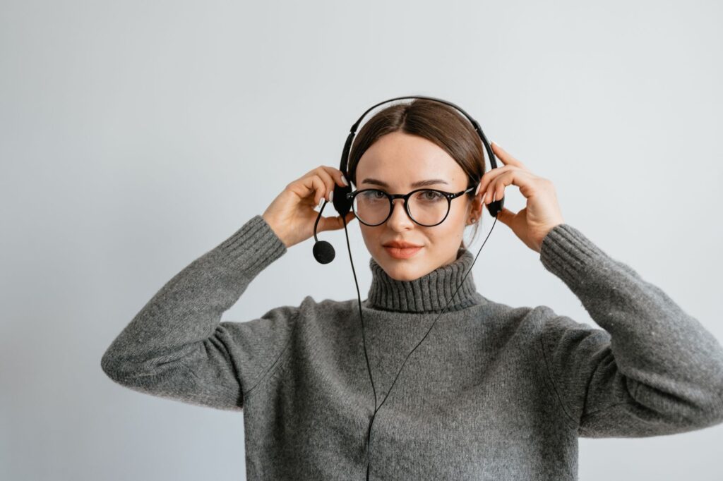 Amazon Paket nicht angekommen – Kundenservice-Mitarbeiterin mit Headset