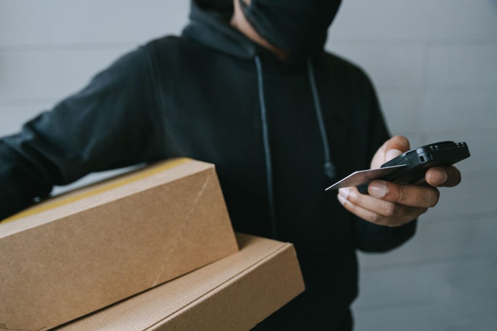 Auslagepauschale bezahlen – Zahlung per Karte am mobilen Terminal bei der Paketzustellung