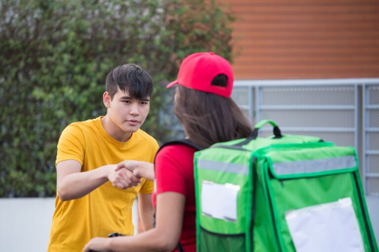 DHL Sendung abgeholt – Zusteller begrüßt Kunden bei der Übergabe