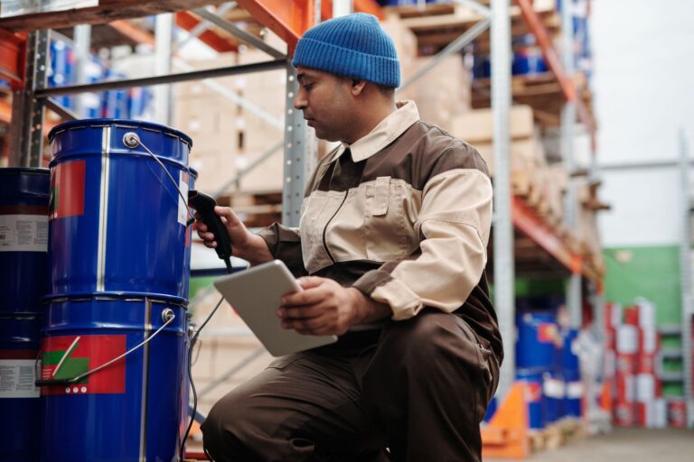 E-Rechnung im Wareneingang: Praxisleitfaden für Logistikdienstleister E-Rechnung im Wareneingang – Lagermitarbeiter erfasst Ware mit Tablet und Scanner