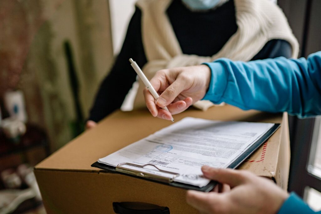 GEL Express Sendungsverfolgung – Empfänger unterschreibt Lieferschein auf dem Paket
