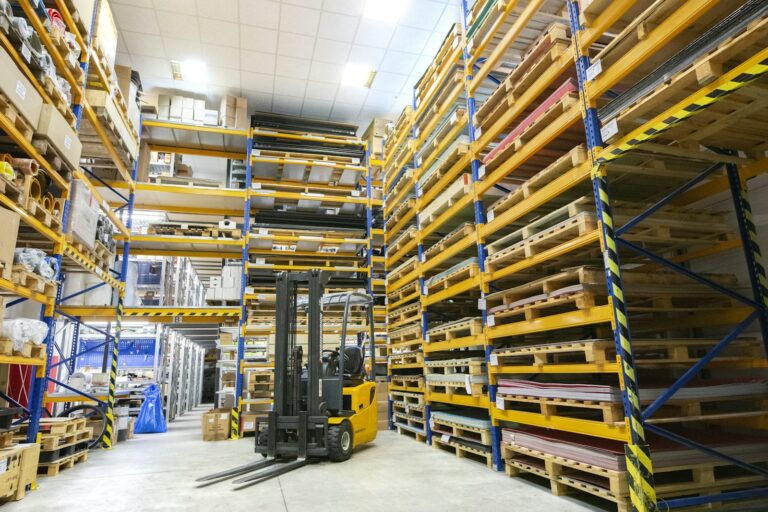 Gebrauchte Antriebsbatterien für Flurförderzeuge – Stapler im Palettenlager