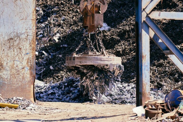Kreislaufwirtschaft im Lager: Praxisleitfaden für nachhaltiges Metall-Recycling Kreislaufwirtschaft im Lager – Magnetkran hebt Metallschrott auf einem Recyclinghof