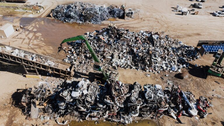 Kreislaufwirtschaft im Lager: Praxisleitfaden für nachhaltiges Metall-Recycling Industrieller Schrottplatz für Metall- und Aluminium-Recycling