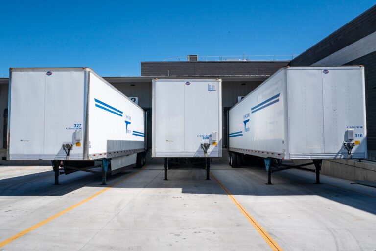 Lean Procurement und Just-in-Time-Logistik: Wenn der Lieferant das Lager wird Just-in-Time-Logistik – Auflieger an den Laderampen eines Lagers