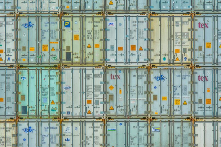 Modulare Containerlösungen für temporäre Lager- und Umschlagflächen Stapel farbiger Container als modulares Lager- und Umschlagsystem