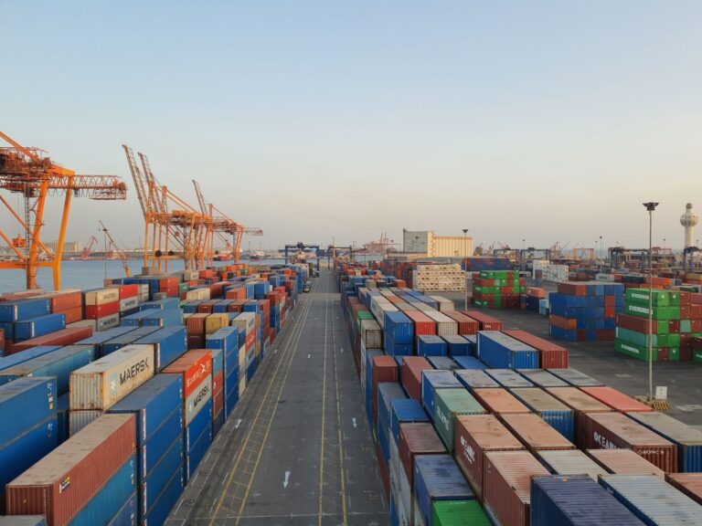 Modulare Containerlösungen für temporäre Lager- und Umschlagflächen Modulare Containerlösungen – Containerstapel auf einem Umschlagterminal
