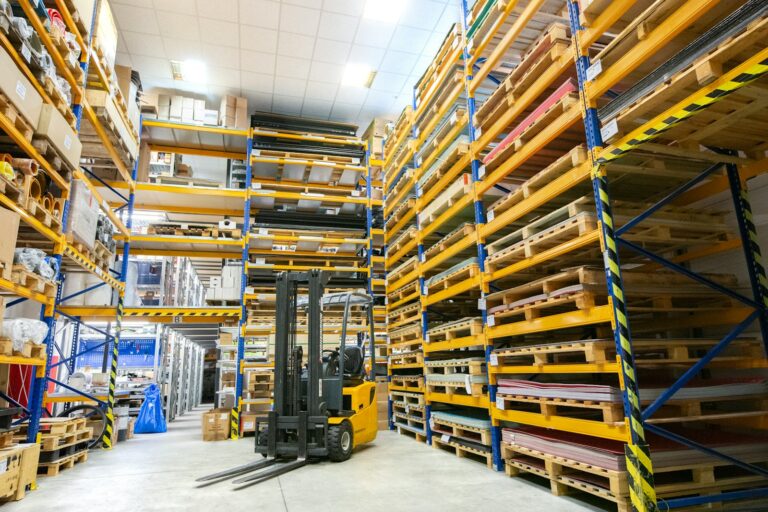 Kreislaufwirtschaft im Lager: Warum gebrauchte Antriebsbatterien für Flurförderzeuge immer mehr Betriebe überzeugen a large warehouse filled with lots of pallets